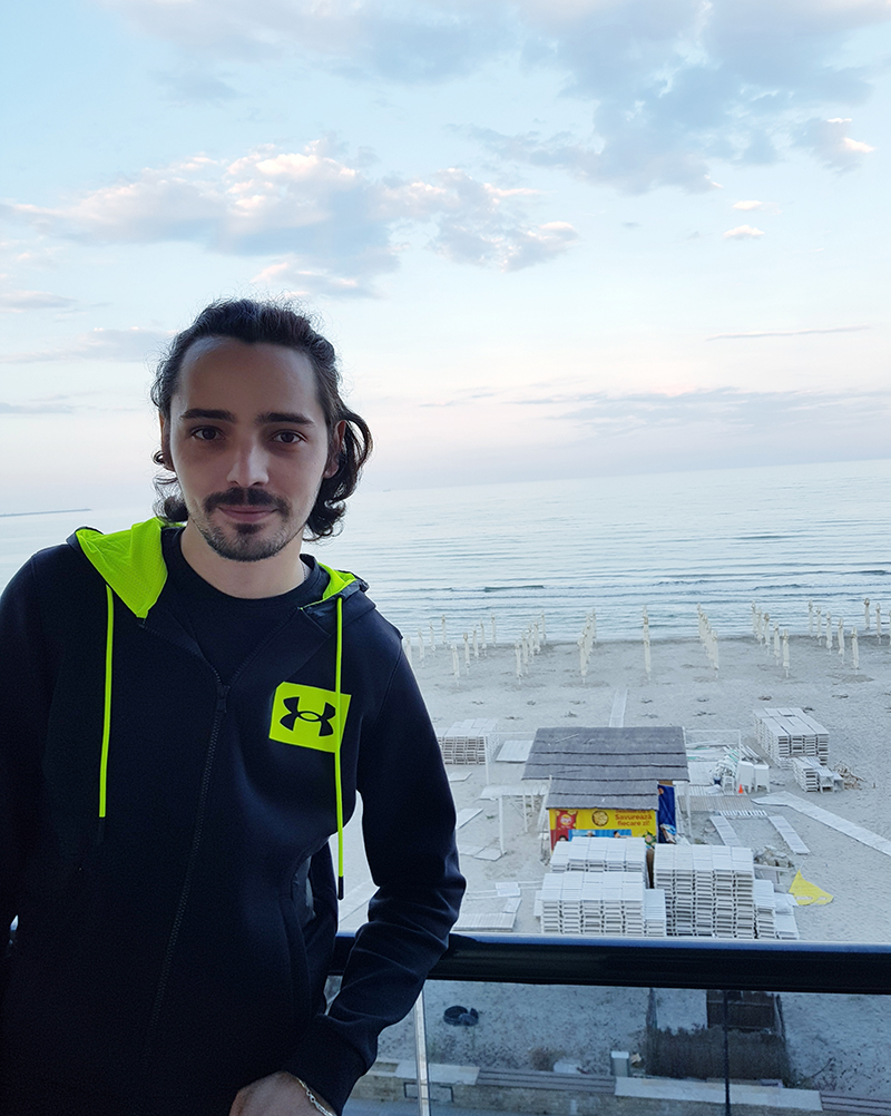 Gabriel Soare, sea background.